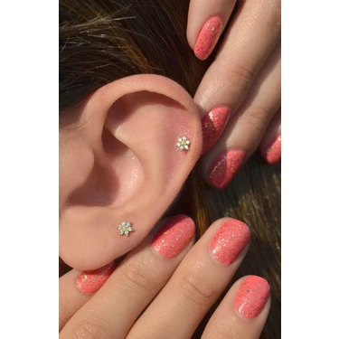 Sacce Scarves & Accessories Gold Mini Çiçek Tasarımlı Tragus, Helix ve Kıkırdak Piercing – Zarif ve